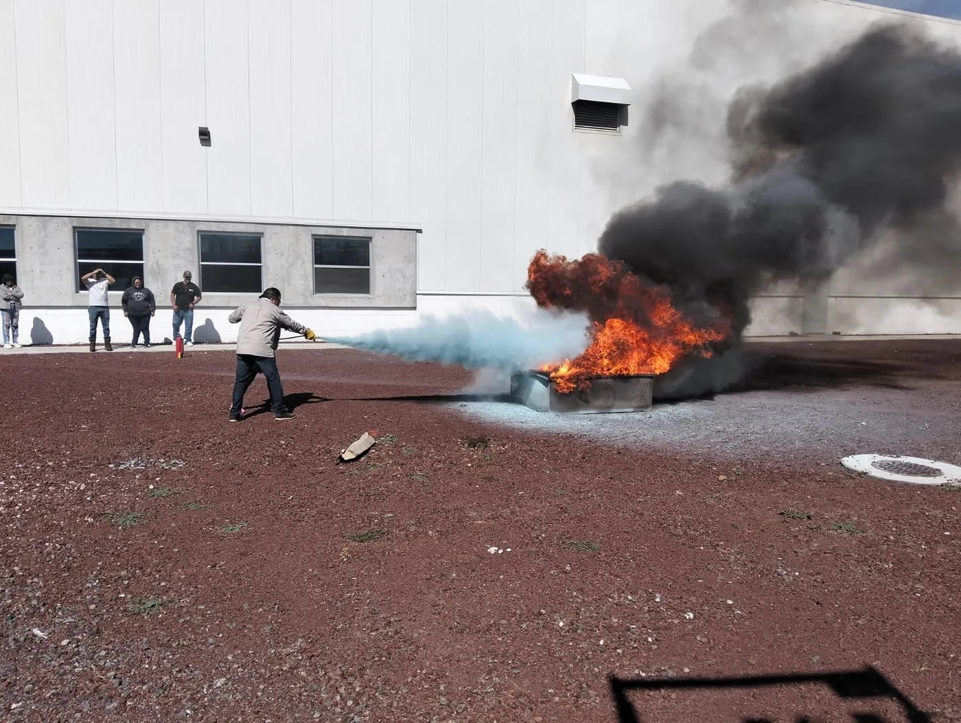 Práctica de manejo de extintores con fuego real