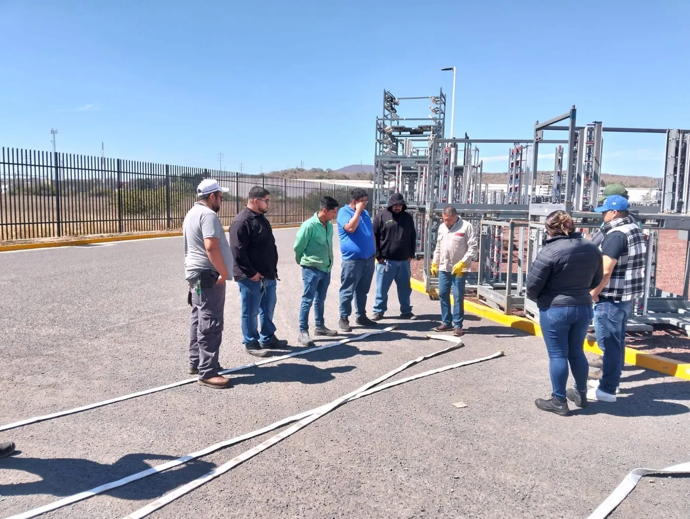 Capacitación en seguridad eléctrica en subestación