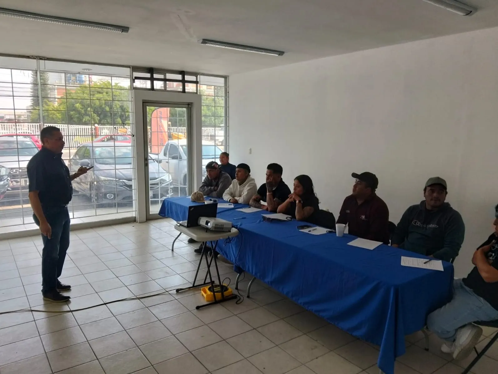 Instructor impartiendo capacitación a un grupo